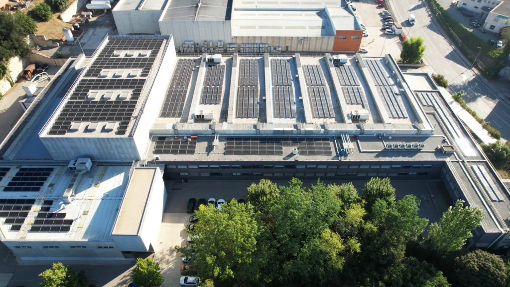 Instalación de paneles solares fotovoltaicos en la cubierta industrial de Autajon Labels.