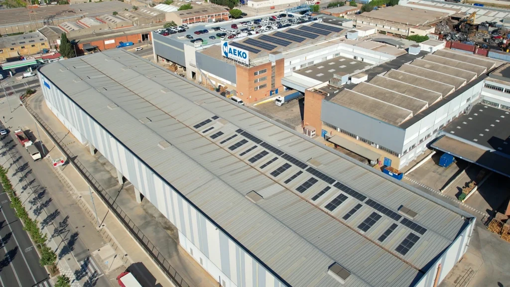 Implementació de panells solars fotovoltaics al centre logístic Naeko.