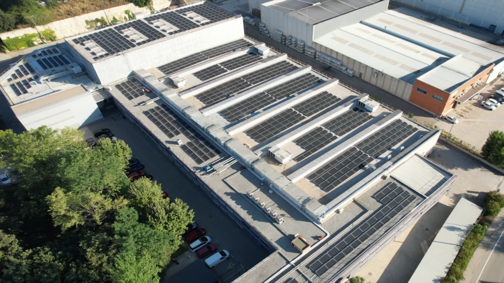 Projecte d'energia solar fotovoltaica per a naus industrials Sinels Labels