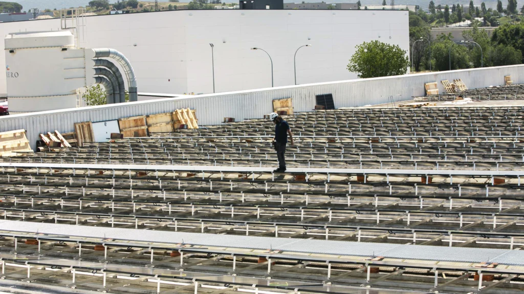 Ejecución de una instalación técnica industrial durante la fase de obra.