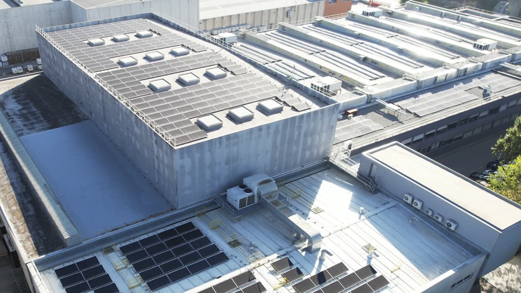 Instalación de paneles solares fotovoltaicos en la cubierta industrial de Autajon Labels.